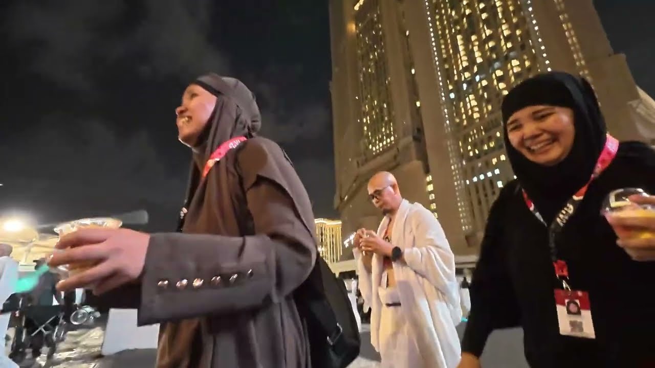 Cobain Makan Eskrim di Mekkah