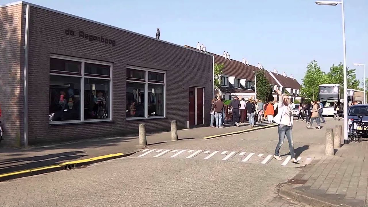 De bus vertrekt. Schoolreisje Regenboog Hoofddorp 28 mei 2013. Video: KjH4mobile