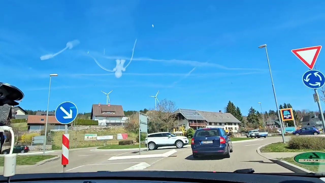 Fr&uuml;hling in H&auml;usern - Fahrt durch den sonnigen Schwarzwald
