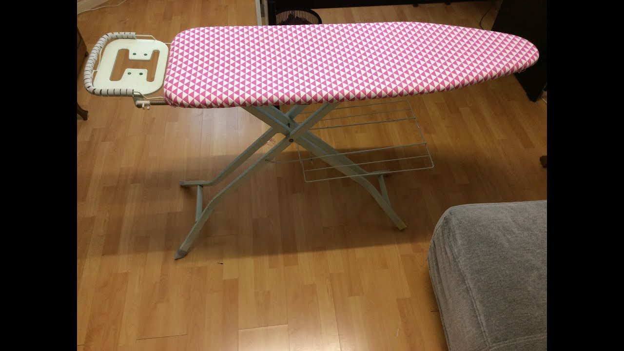 Couture Madalena Coudre Une Housse De Table À Repassé