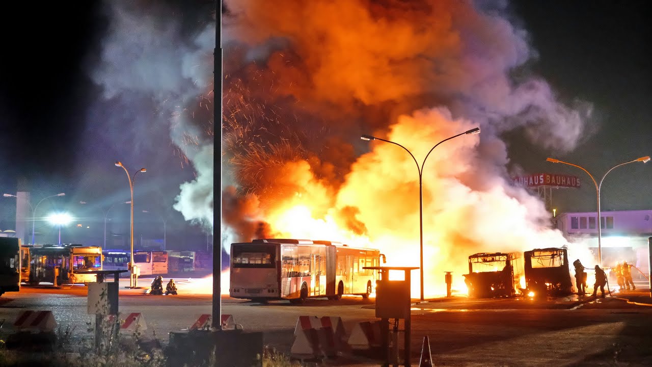 Hamburg Feuer im VHH Busdepot - Drei Gelenkbusse in Flammen