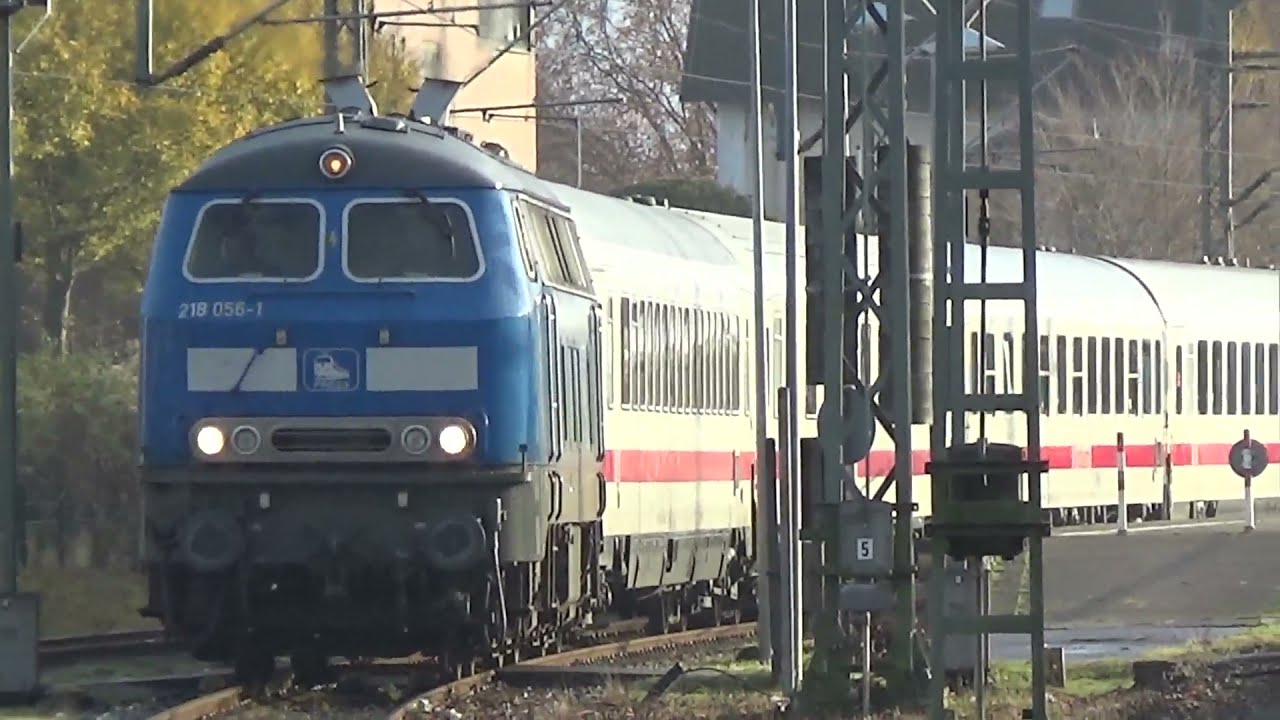 Die blaue 218 056-1 von der Press mit IC-Wagen. Abfahrt von Itzehoe nach Westerland am 17.11.2021