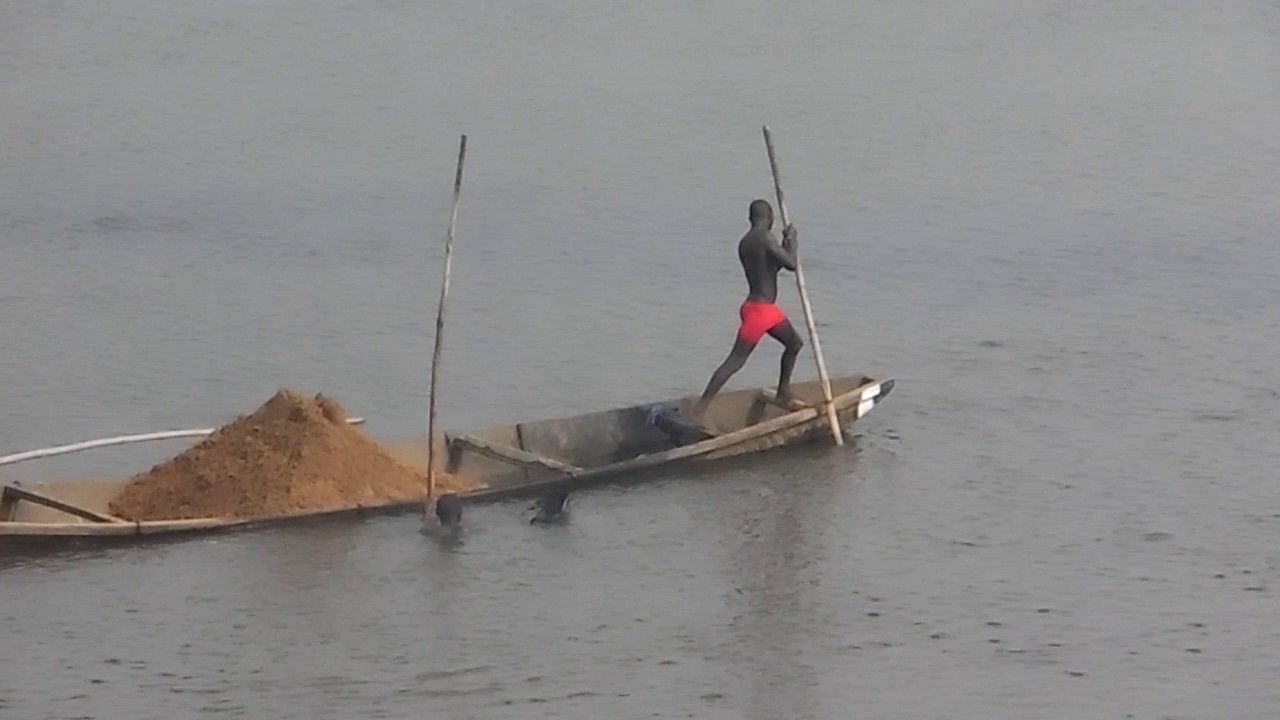 Extraction manuelle du sable sur le fleuve Wouri Cameroun