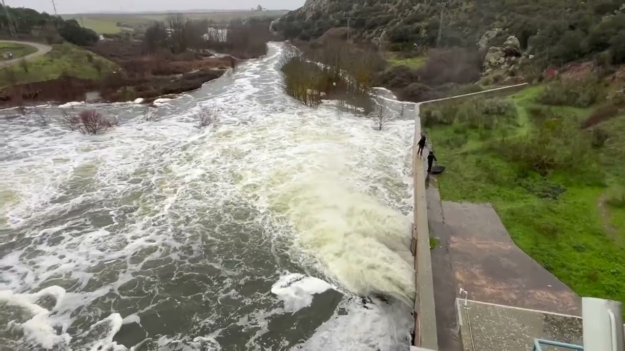 Desembalse de agua en Vicario   HD 1080p