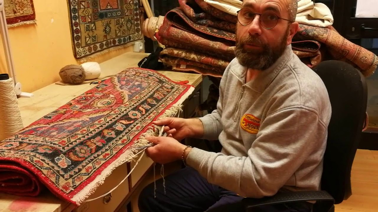 Il restauro delle frange di un tappeto.