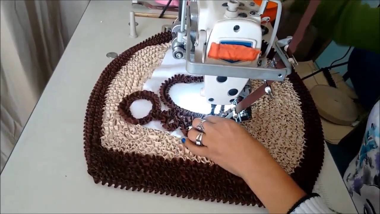 fazendo desenho por cima do tapete de frufru com folha A4 completo.