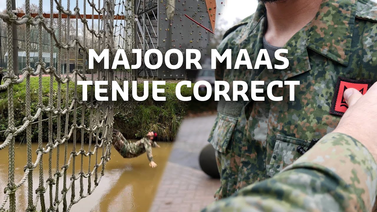 Majoor Maas krijgt zijn nieuwe camouflage gevechtstenue