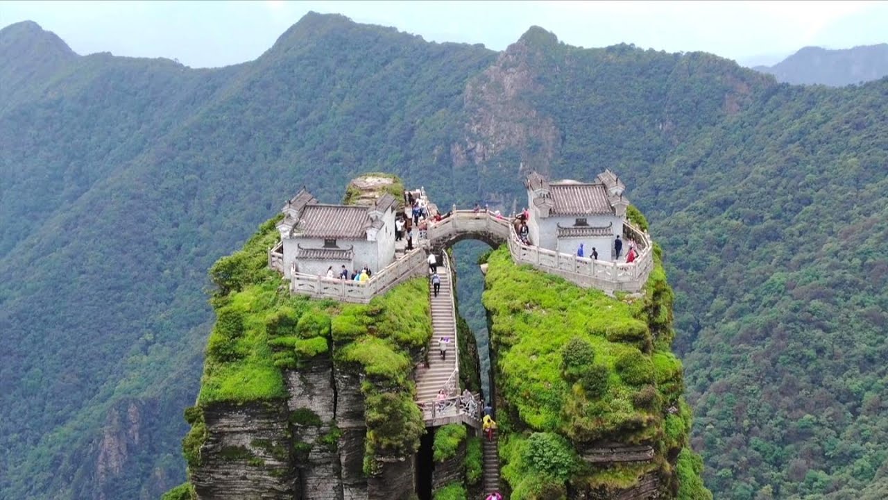 航拍贵州梵净山，红云金顶的路太陡了，手脚并用才能爬上去