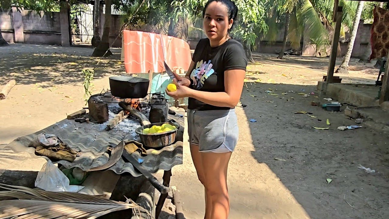Diana haciendo mangos en dulce 