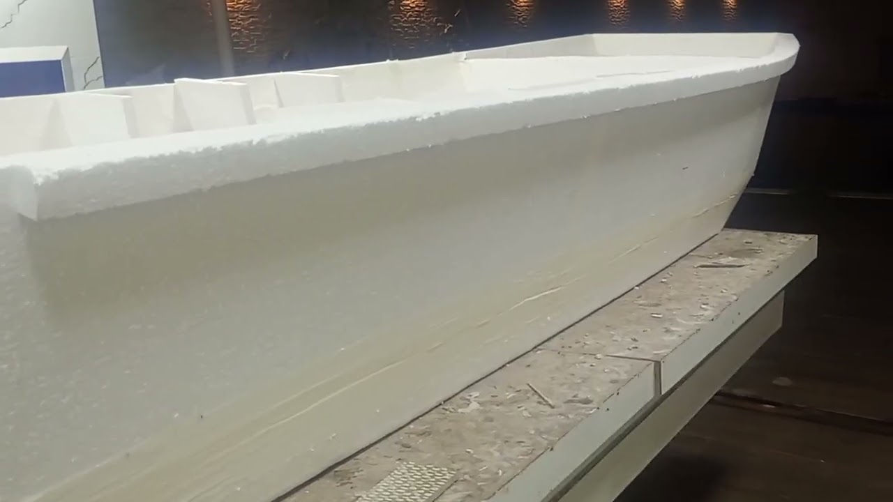 Barco caseiro feito de isopor, fibra de vidro e resina.