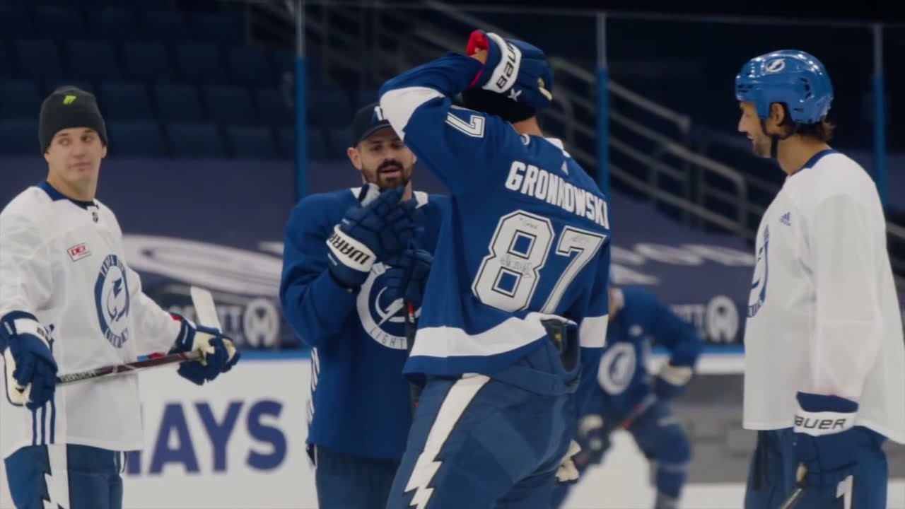 6 precious minutes of NFL stars playing hockey