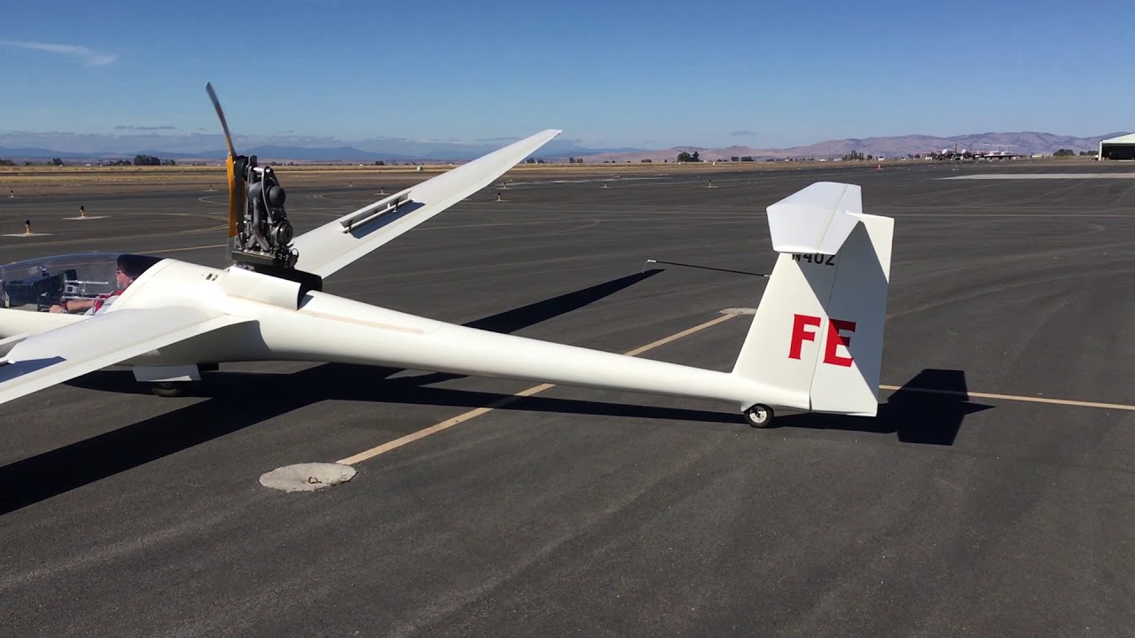 DG400 motorglider taxiing out to runway.