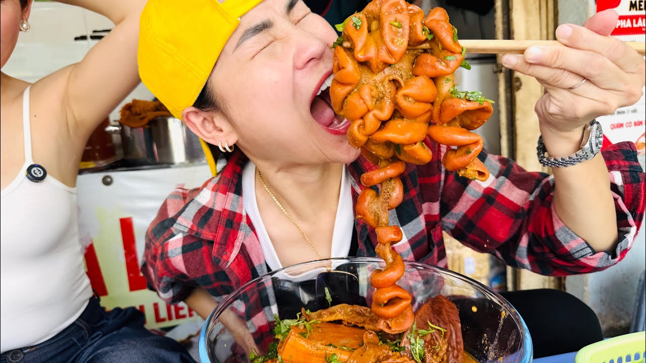 NÁO LOẠN NGUYÊN CON ĐƯỜNG VỚI MÀN ĂN  PHÁ LẤU GẦN 5KG CÓ MỘT KHÔNG 2 CỦA NGA SUMO