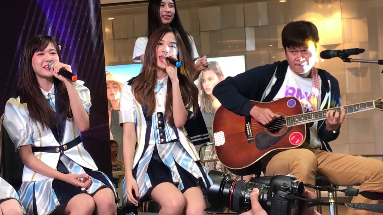 [Fancam] BNK48 Oogoe Diamond - ก็ชอบให้รู้ว่าชอบ Acoustic