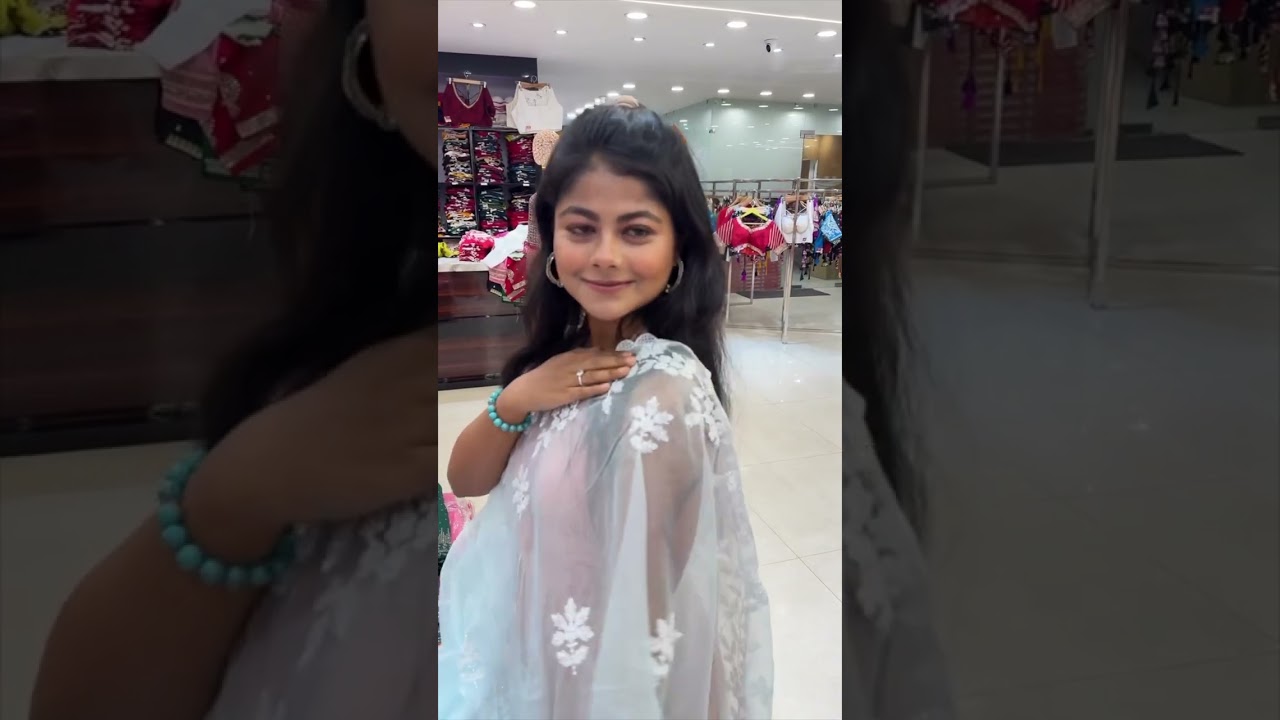 আমার বোনকে আমার দোকান থেকে শাড়ি পছন্দ করে দিলাম সুকান্তর বিয়ের জন্য