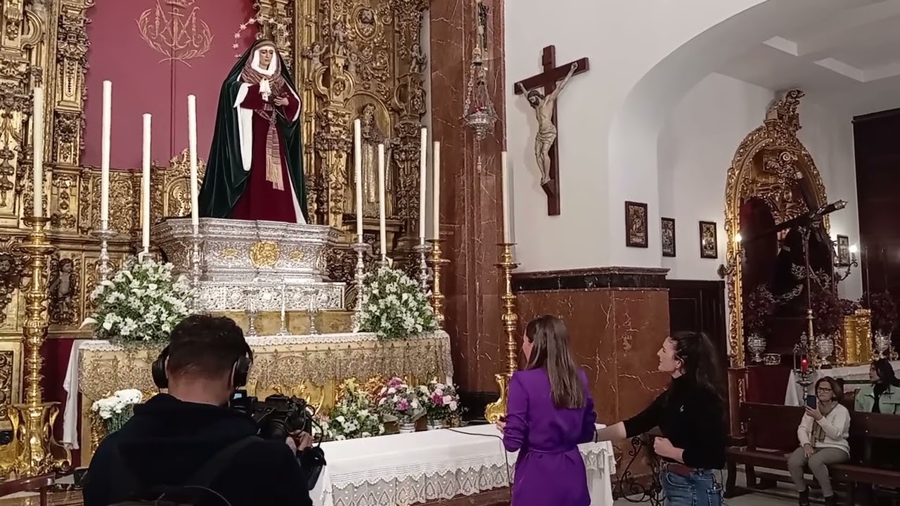 Laura Gallego le canta en la capilla de los marineros a la Esperanza de Triana