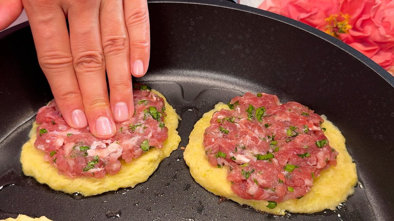 So machst du knusprige Zucchini-Puffer mit Fleischfüllung!