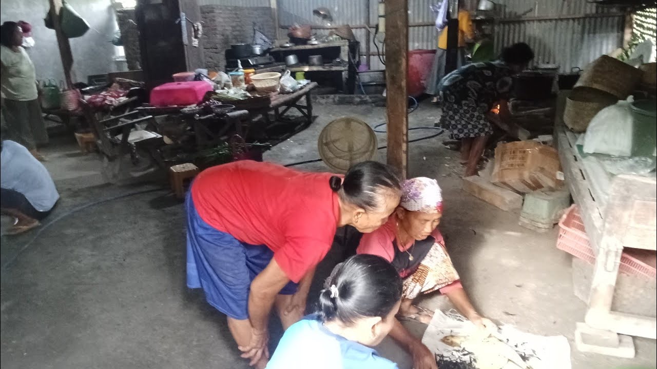 Bantu Mak Saripah mersiapkan selametan buat nanti sore