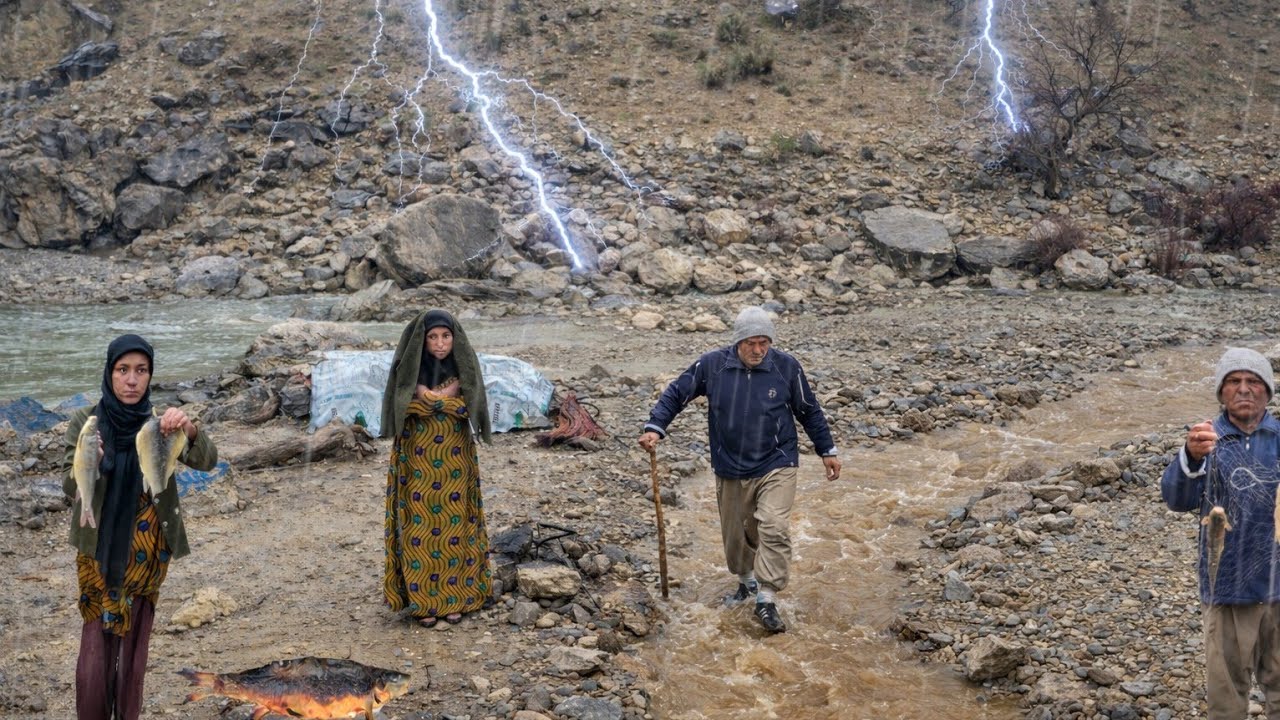 Nomadic Adventure |Nomadic Fishing on a Rainy Day|Survival of a single woman by the wild river 🏕️🌧️🎣