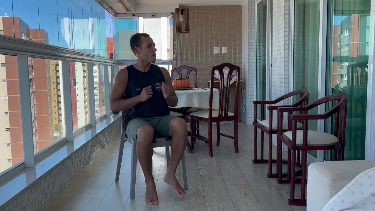 Exercício sentado: Marcha na cadeira (exercício de baixo impacto).