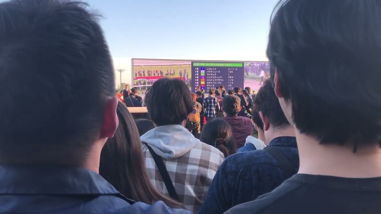 2025 第50回エリザベス女王杯（GⅠ）表彰式 プレゼンター 山本美月さん