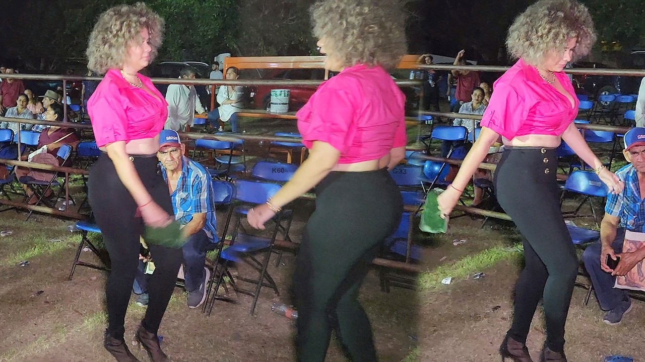 preciosa mujer de cabello rizado disfrutando de los bailes en cutzamala guerrero chulada de guachas