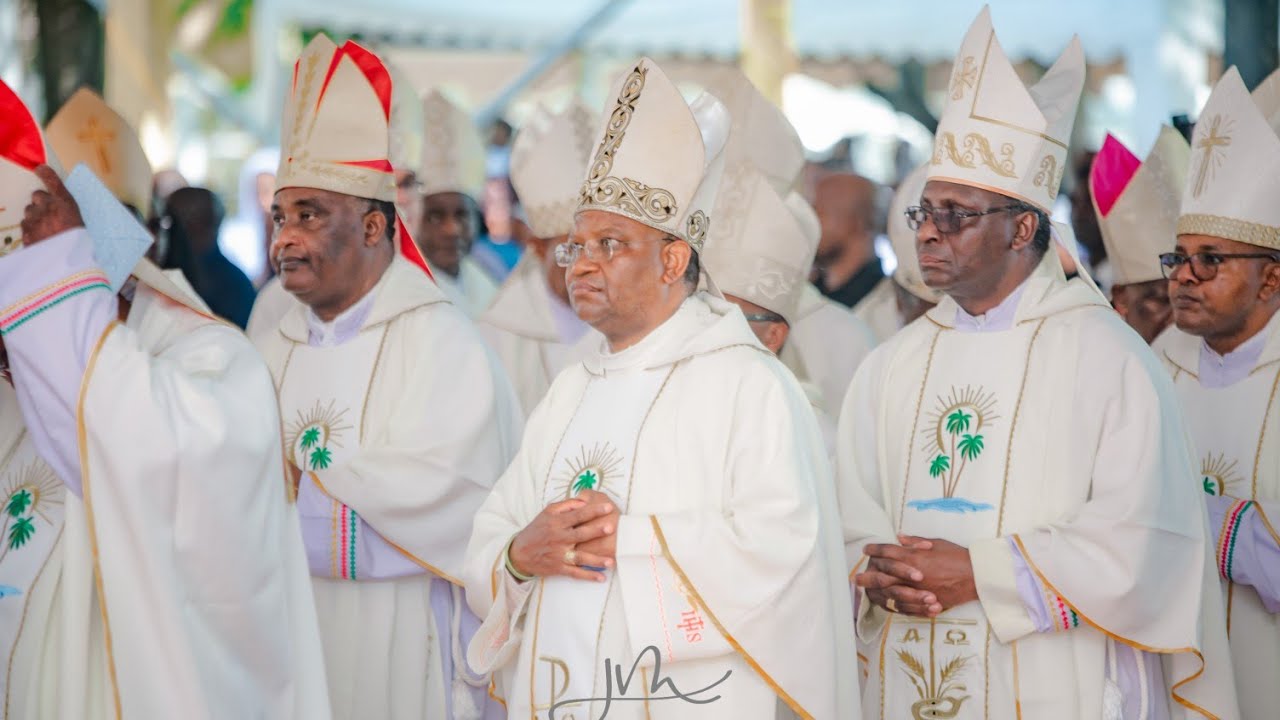 Maandamano ya Maaskofu na Mapadre | Misa ya Jubilei ya Miaka 25 ya Uaskofu wa Askofu Mkuu Ruwai'chi