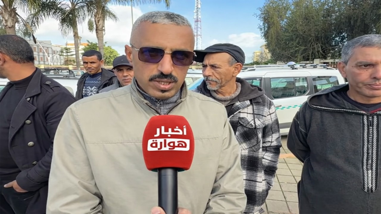 سائقو سيارات الأجرة بالقصر الكبير يصطفون أمام محطة القطار لنقل العائدين مجانًا في مشهد إنساني مؤثر