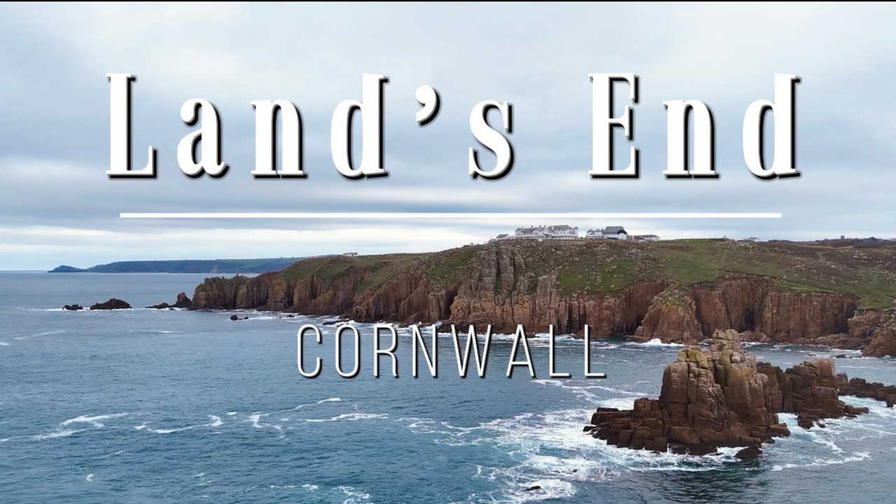 Land’s End ~ Longships Lighthouse ~ Cornwall. Krótki spacer ujęcia z drona nad oceanem Atlantyckim 