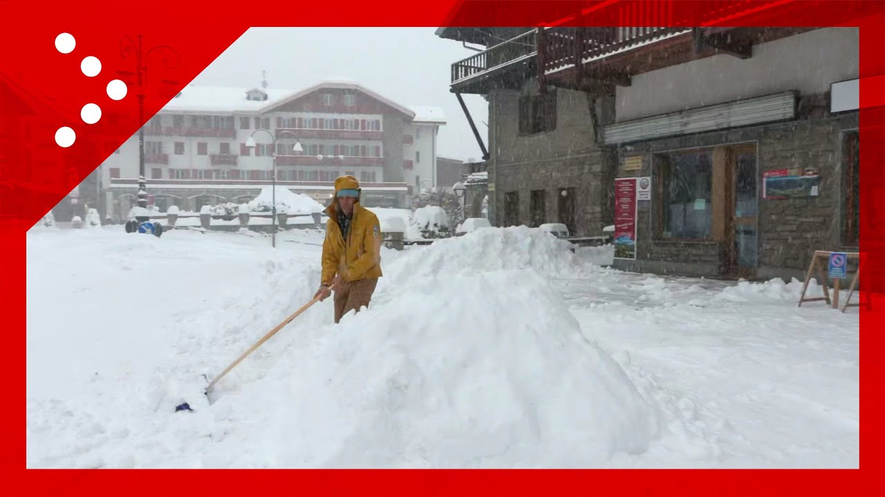 Courmayeur, si spala la neve di fronte a case e negozi