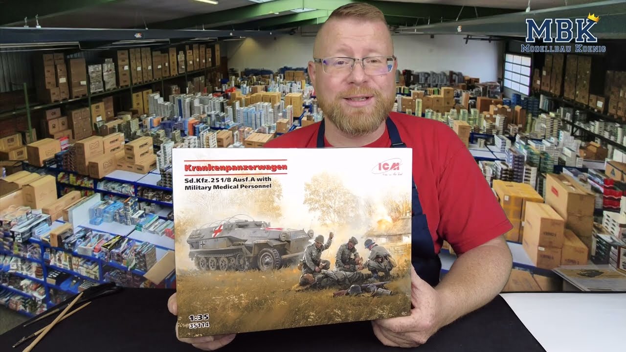 MBK packt aus #977 - 1:35 Krankenpanzerwagen Sd.Kfz.251/8 Ausf.A with Military Medical Pers. (ICM)