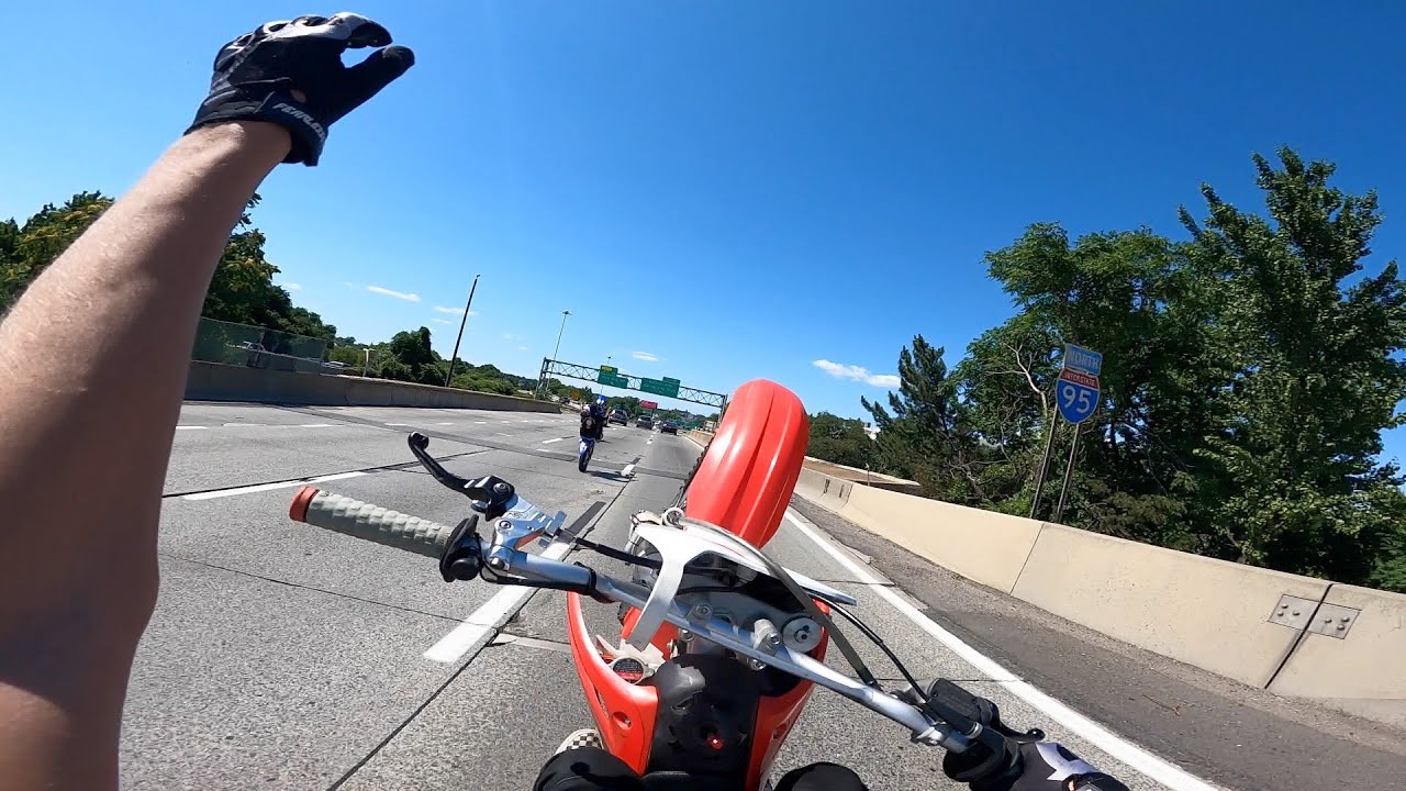 CR85 WHEELIE KILLS THE HIGHWAY IN NYC!