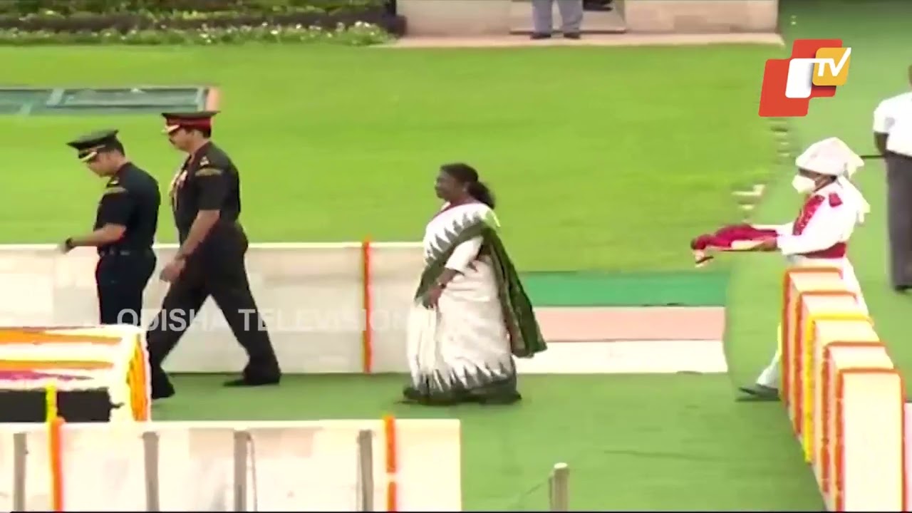 Watch: Draupadi Murmu pays tribute at Rajghat in Delhi