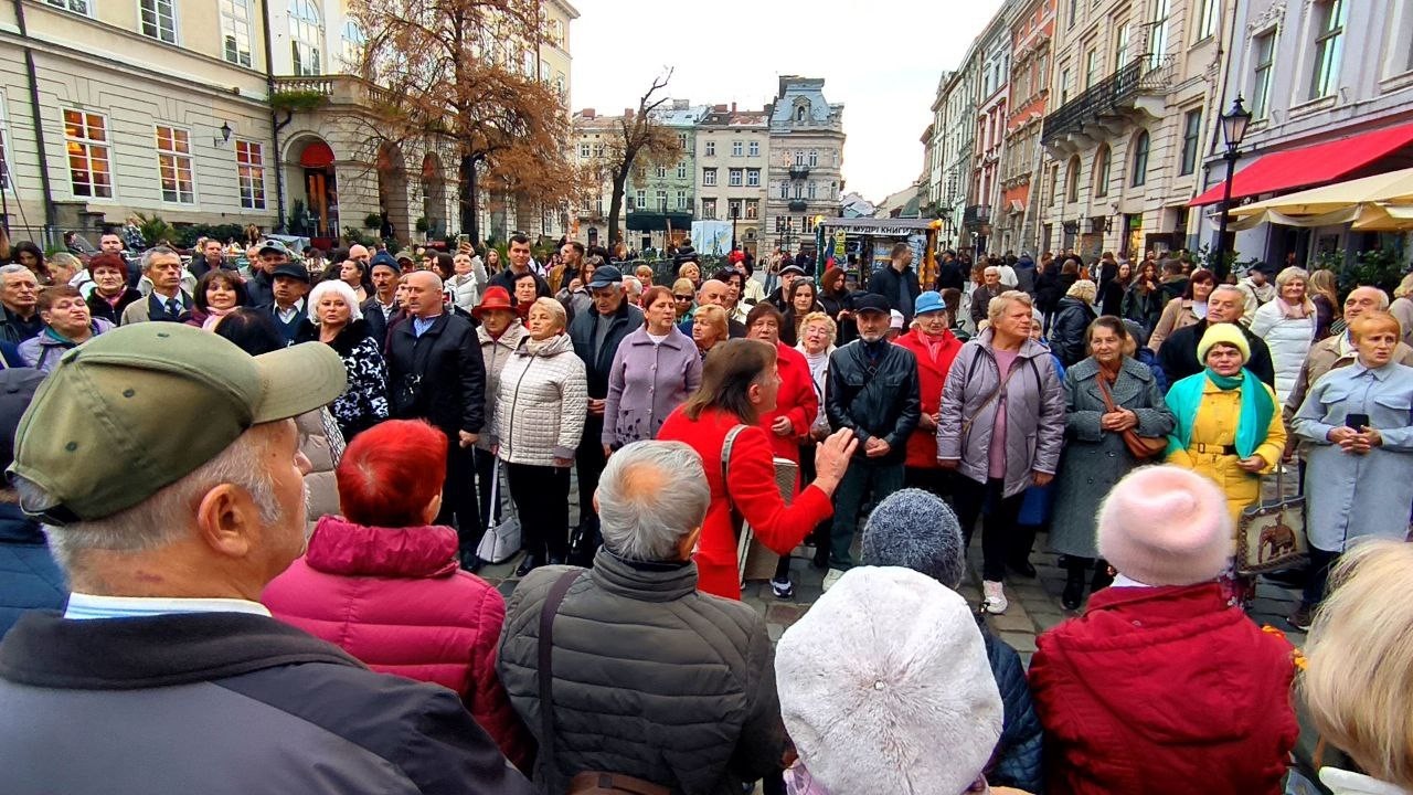 Львів 2025: дивний хор співає у центрі Ти ж мене підманула Західний вітер Lviv walking tour