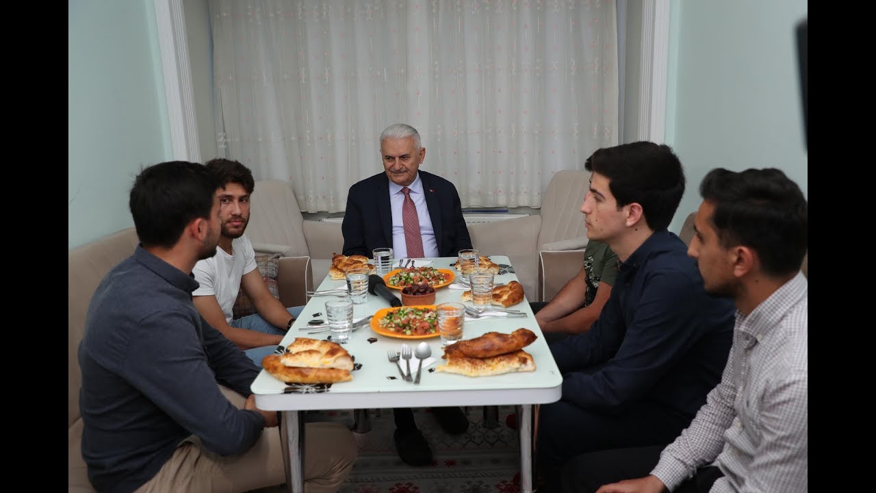 Binali Yıldırım 'Gençler iftara sizdeyim, konum atın' dedi; öğrencilerle iftar açtı