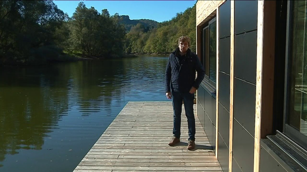 Une maison flottante sur un lac de l’Aveyron