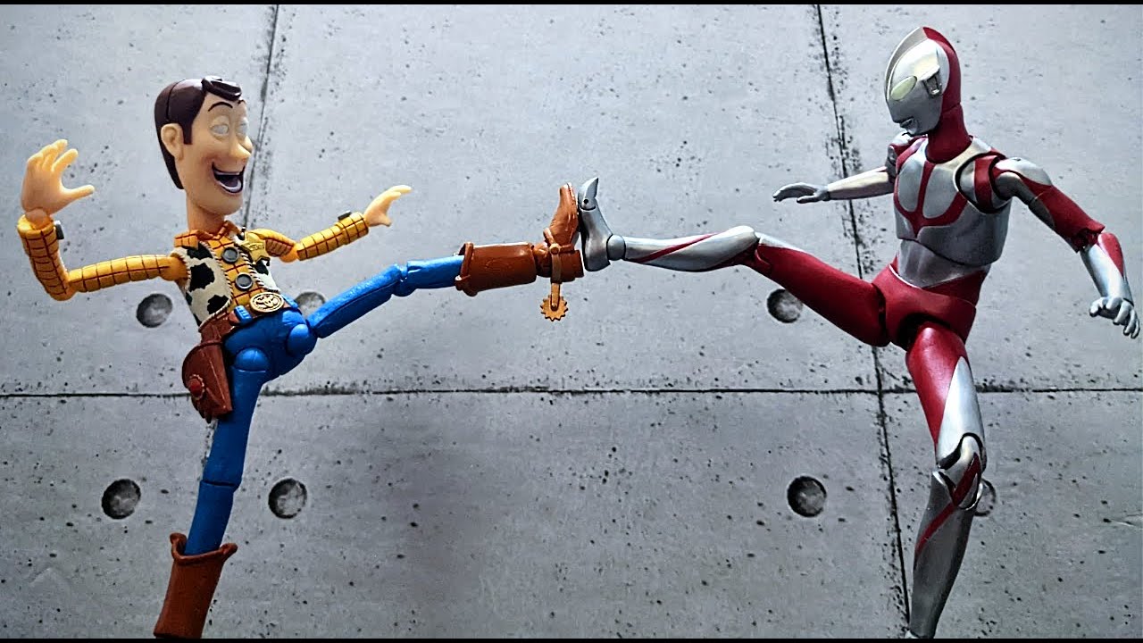 ウルトラマン、謎の生命体「ウッディ」と戦闘。