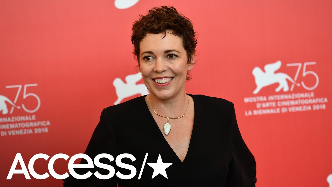 Olivia Colman Proudly Goes Barefoot At Award Ceremony Proving She's Truly The Queen