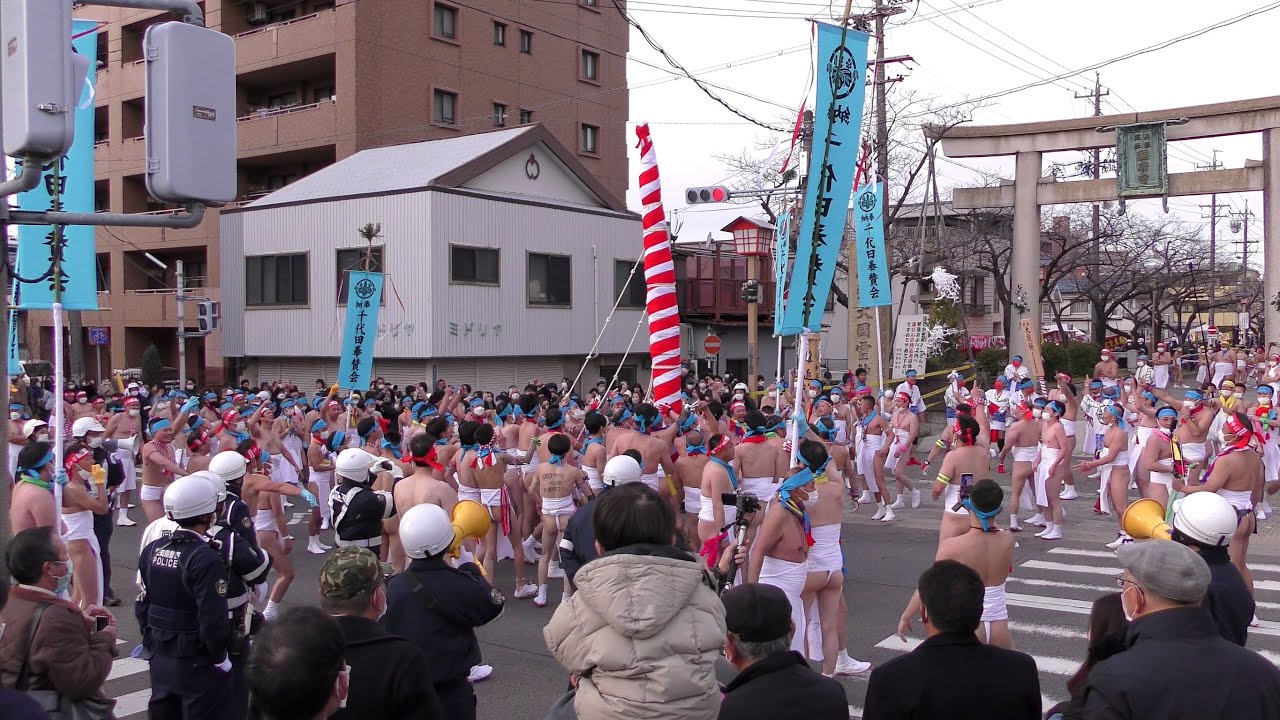 尾張大國霊神社 令和５年 国府宮はだか祭「裸男 なおい笹奉納」【4/4】(長束,国府宮駅前通り,臙友会,松下区,千代田奉賛会,北島,下津片町, , ,小池正明寺 手桶隊,）、参道裸男の様子