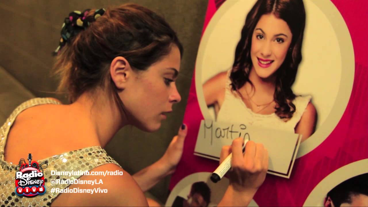 El elenco de Violetta ensaya para Radio Disney Vivo