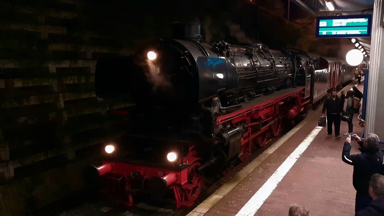 [Sandwichtraktion] 01 1104, 229 181 und 110 350 mit einem Sonderzug im Bahnhof Kassel Wilhemshöhe
