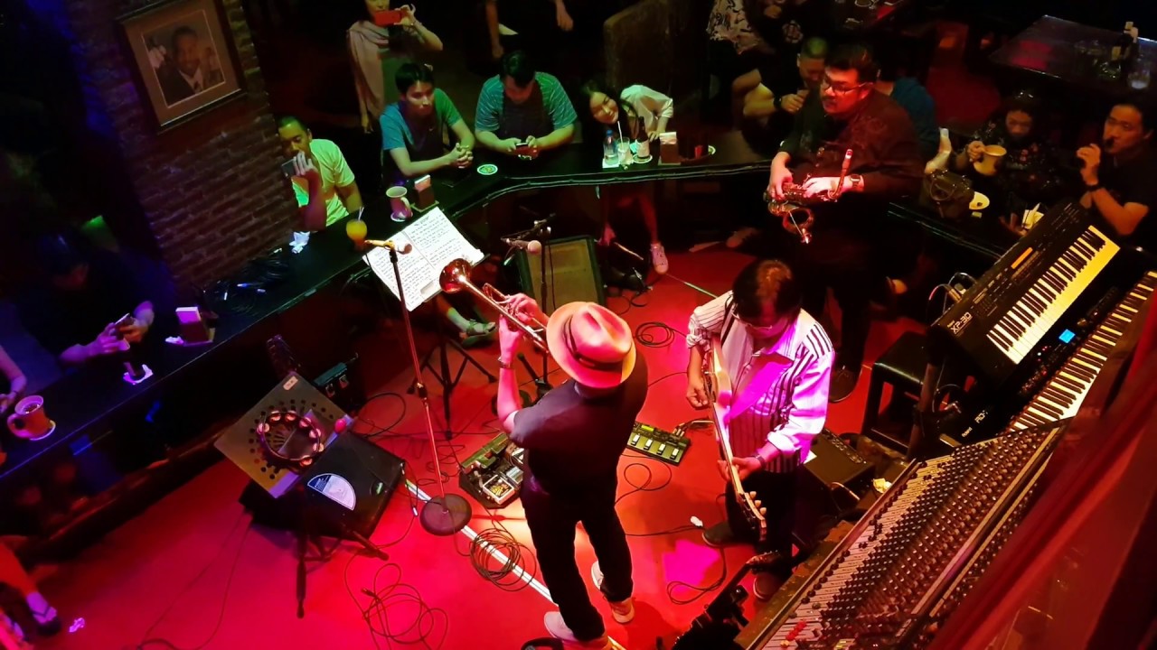 Great live band at the saxophone pub bangkok