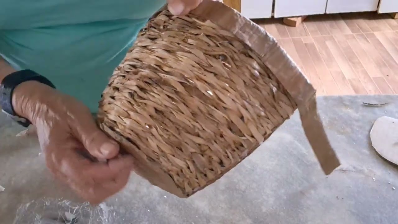 Vaso pra flores artificiais feita com fibra de banana 