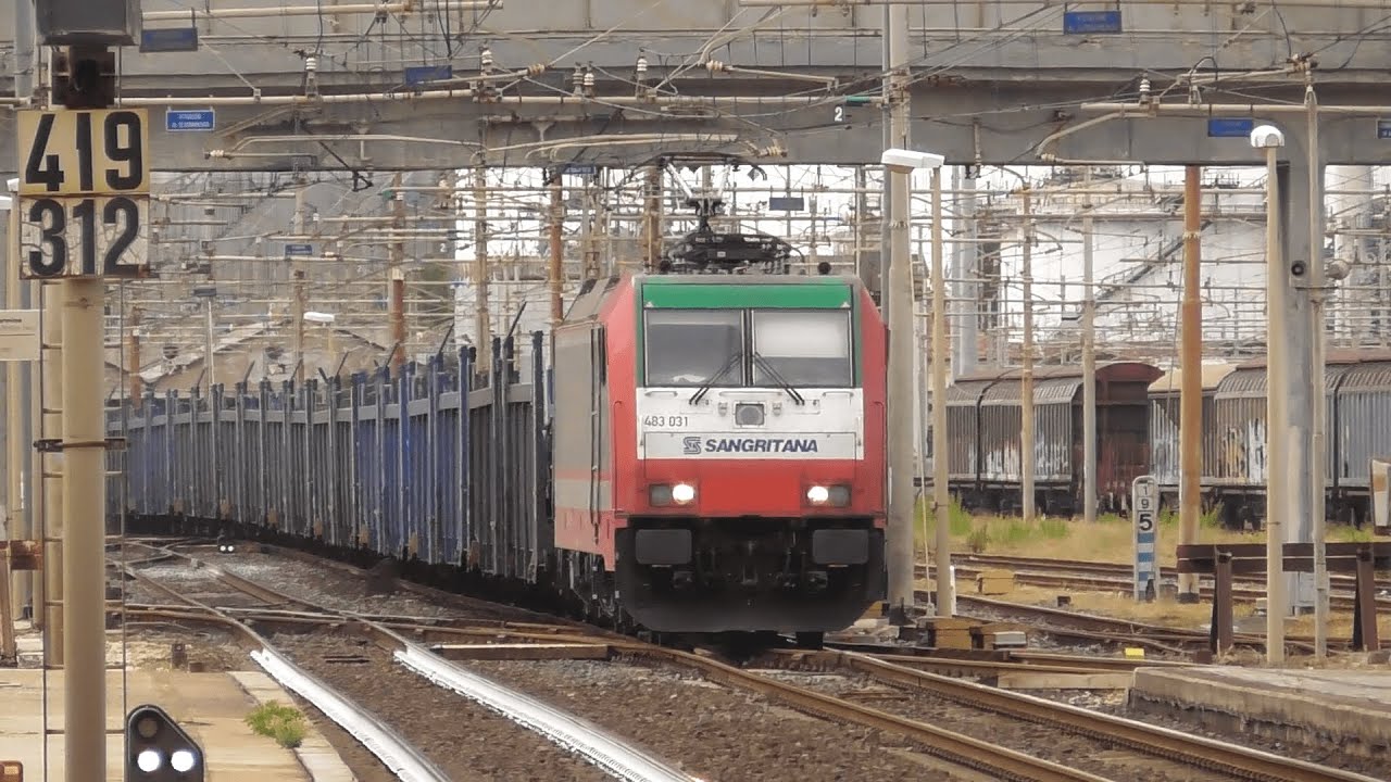 Una carrellata di treni alla stazione di Falconara marittima in una giornata di sole e di pioggia