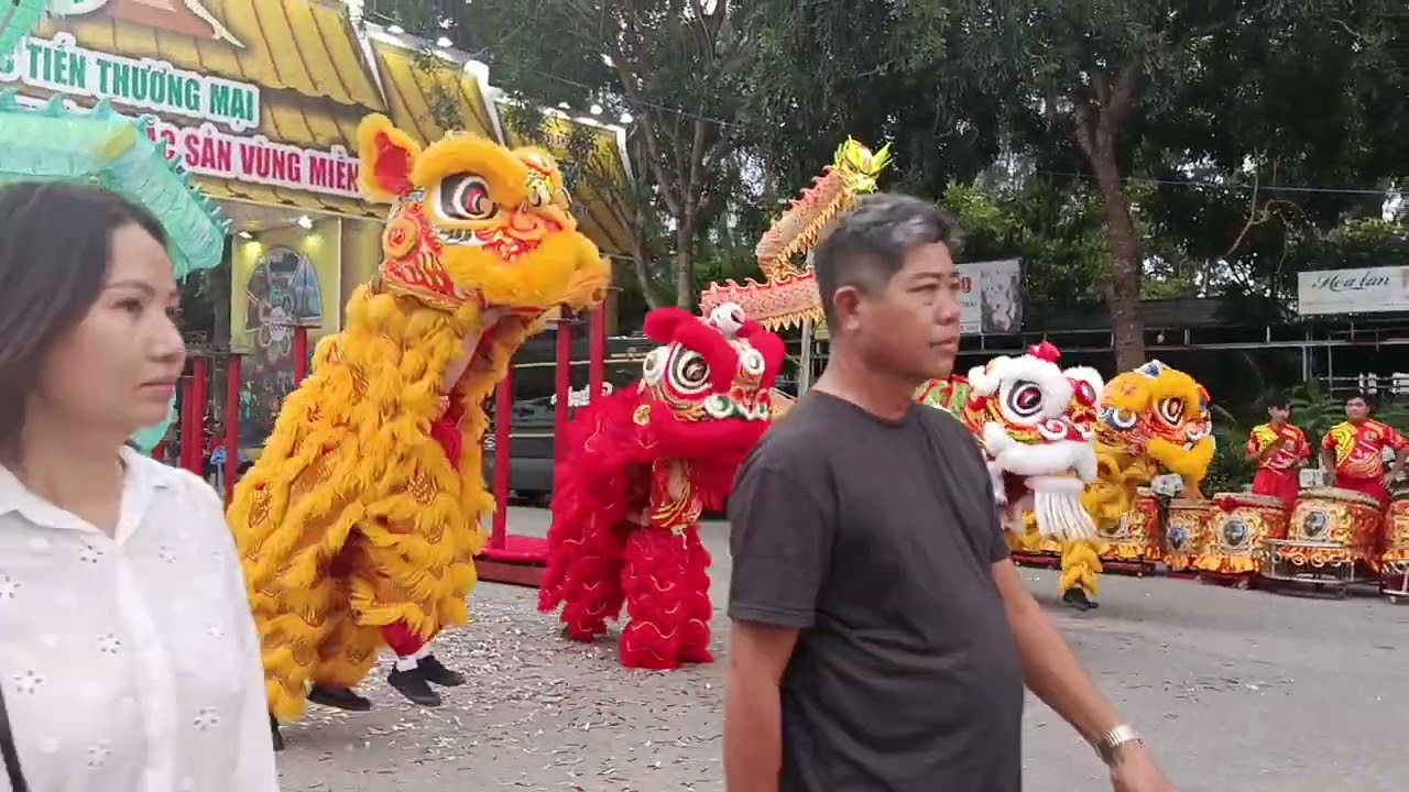 Múa lân tại hội chợ 5a sóc Trăng 