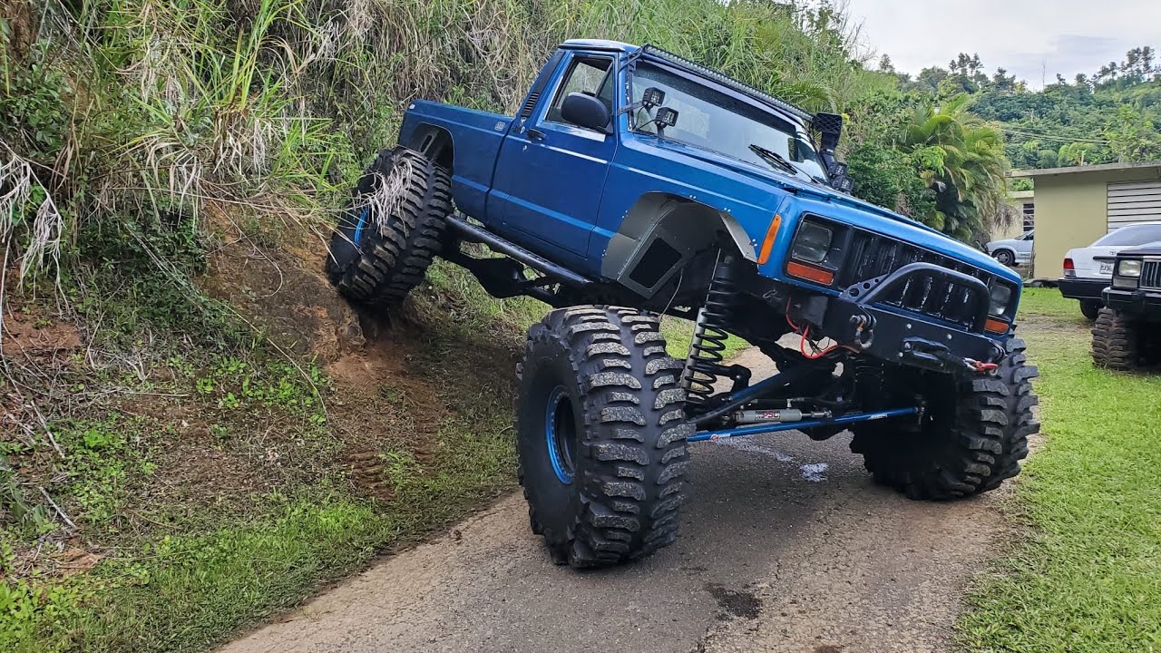Ya la Jeep Comanche con gomas 44” en prueba de articulación