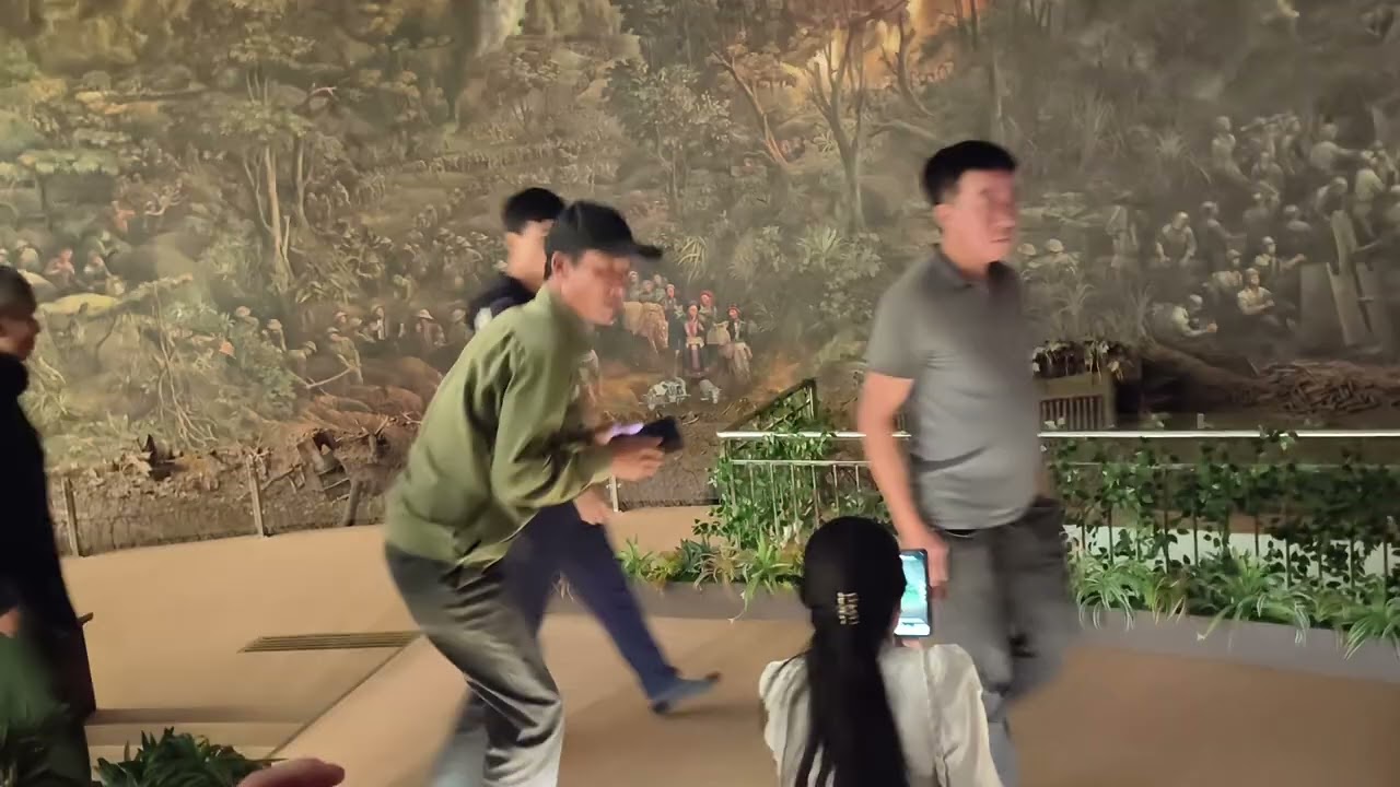 Thăm Bảo Tàng Điện Biên