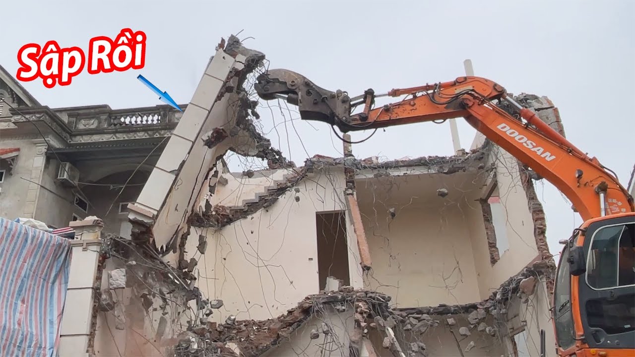 Nguy Hiểm Cận Kề - Xém Tý Thì Lật Máy Khi Máy Xúc Kéo Sập Cả 1 Mảng Tường To Vật Vã 