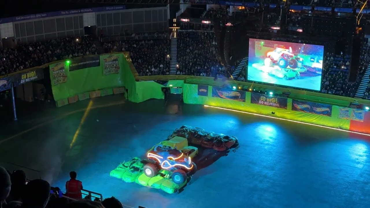RHINOMITE Long Jump 🦏💥 | Hot Wheels Monster Trucks: Glow-n-Fire