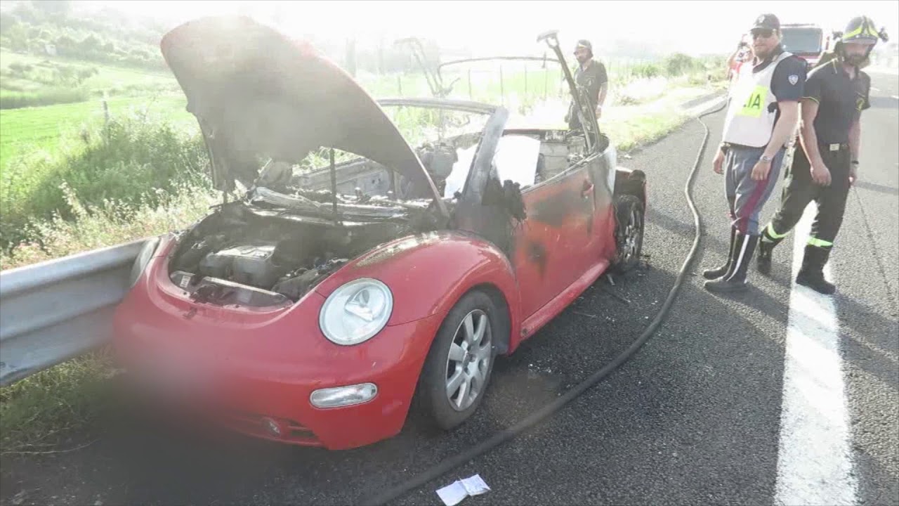RIMINI: Auto a fuoco in autostrada, guidatore muore tra le fiamme | VIDEO